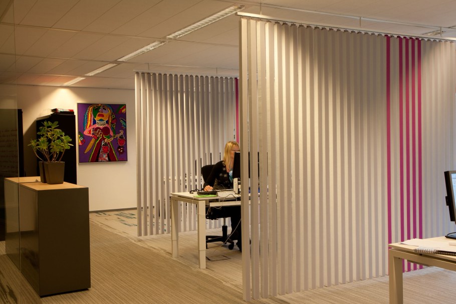 Зонирование спального места шторами