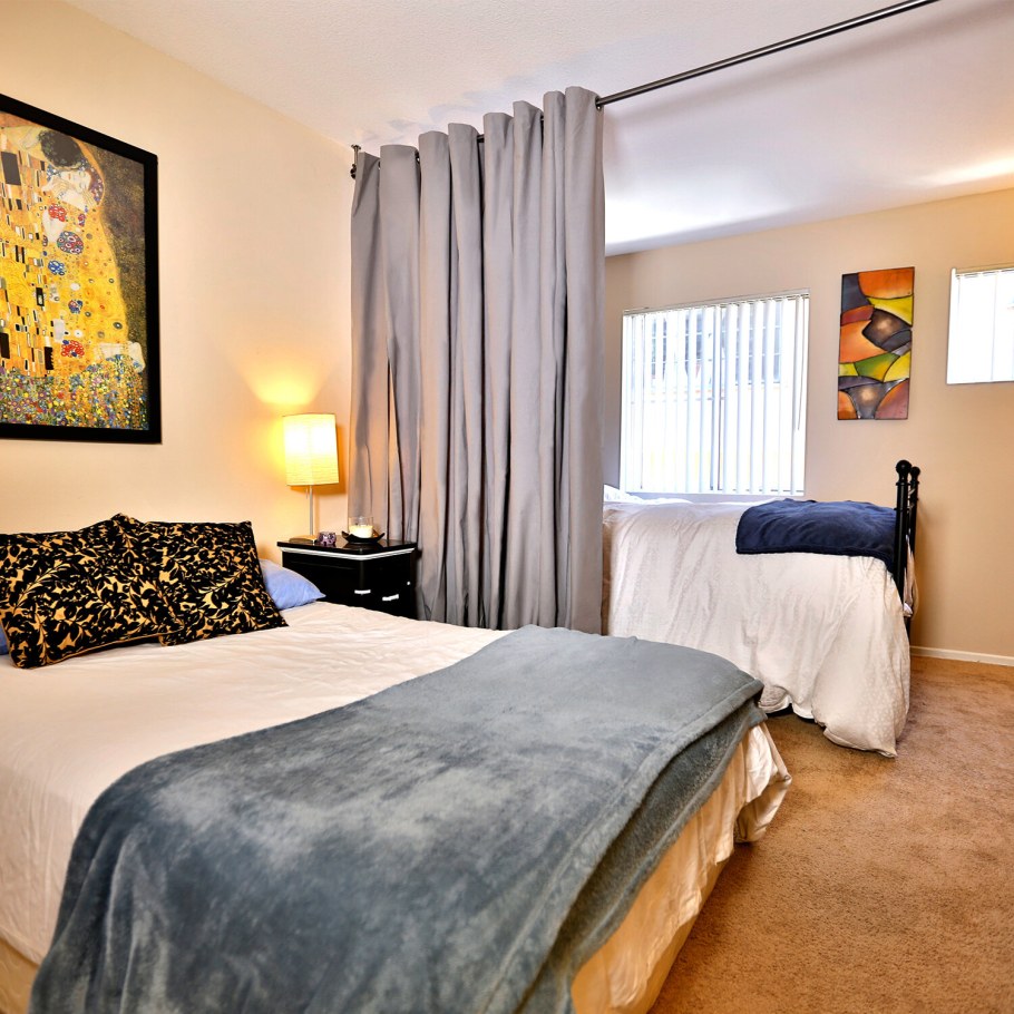 Зонирование пространства шторами