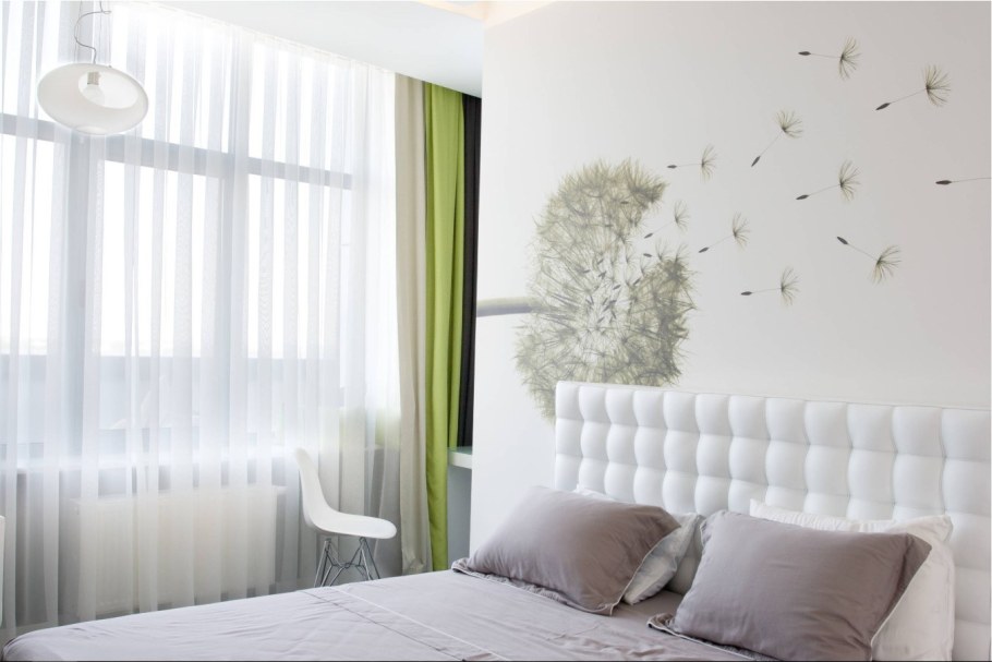 Спальня с розовым потолком