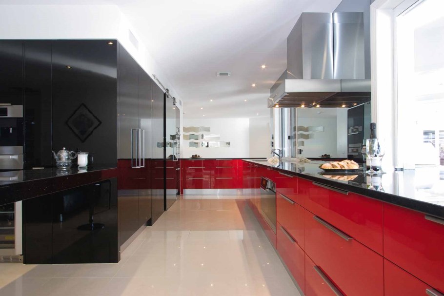 Красная кухня с черной столешницей