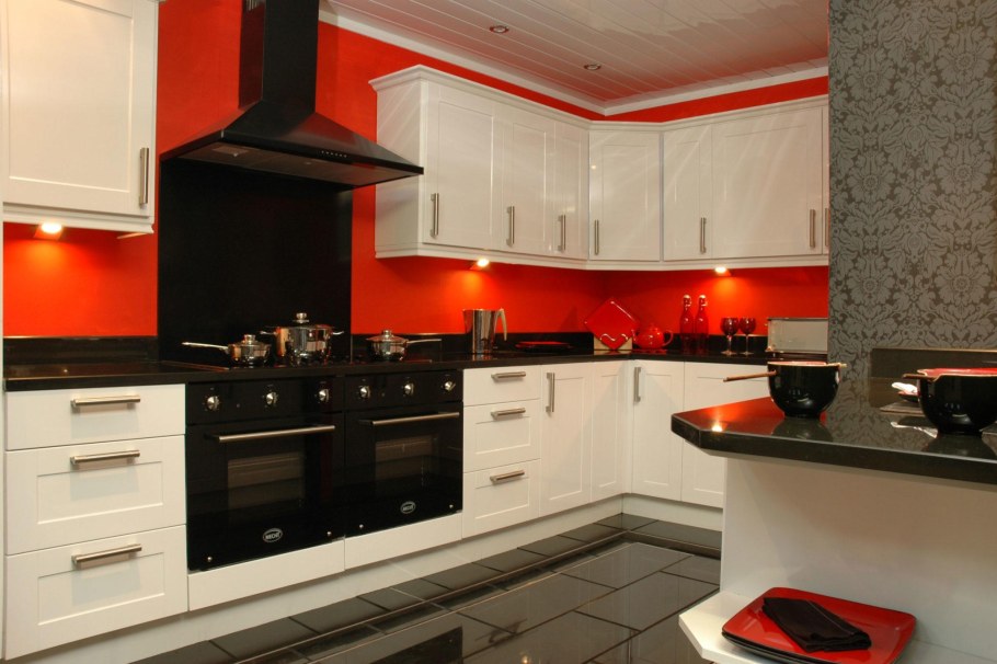 Красная кухня с черной столешницей