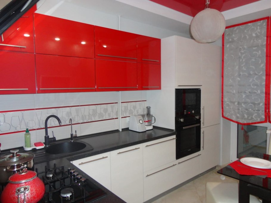 Красно белая кухня с черной столешницей