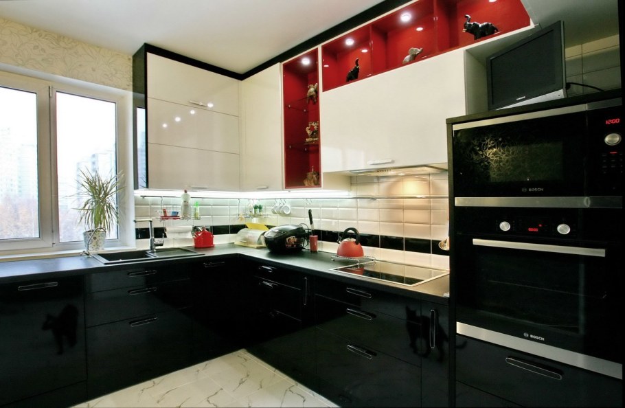 Красивая кухня с черной столешницей