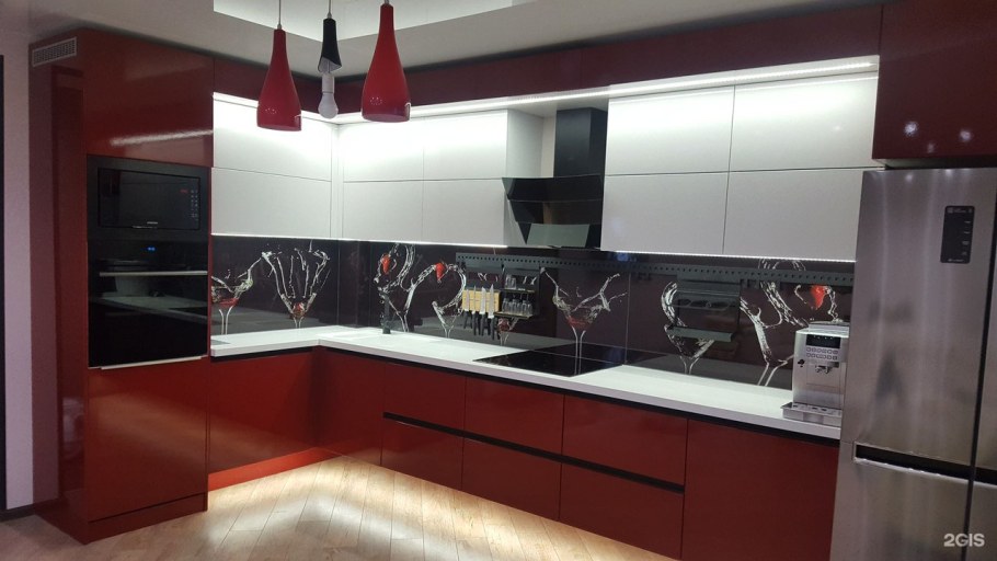 Красная кухня с черным ручками