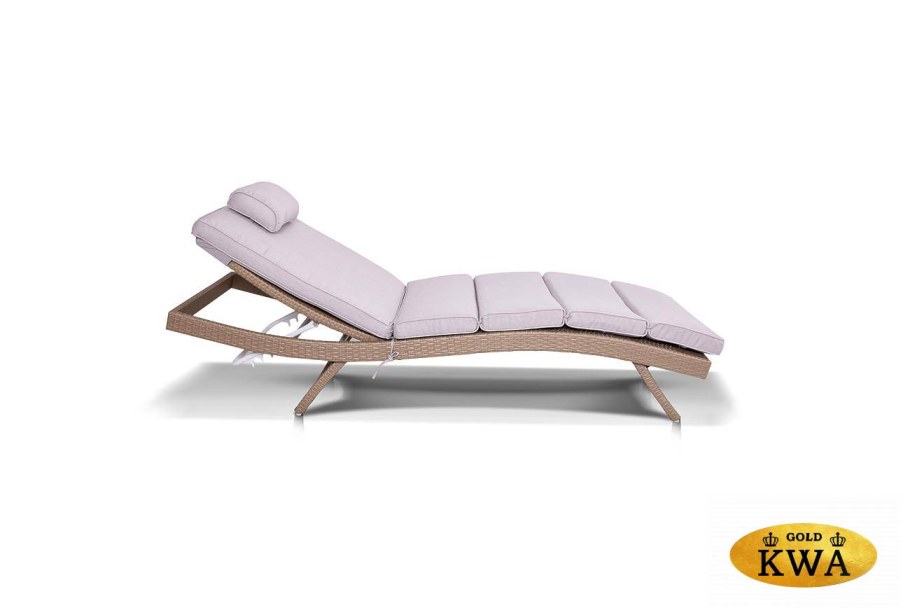 Шезлонги в частном доме