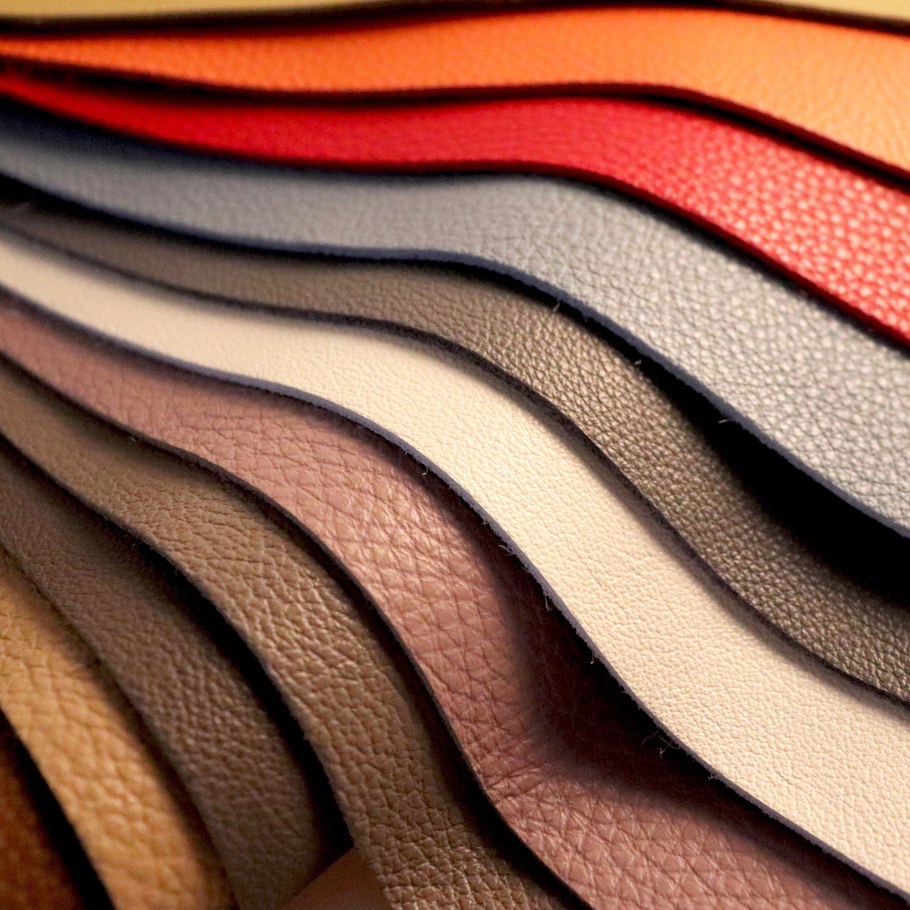 Пролили на диван