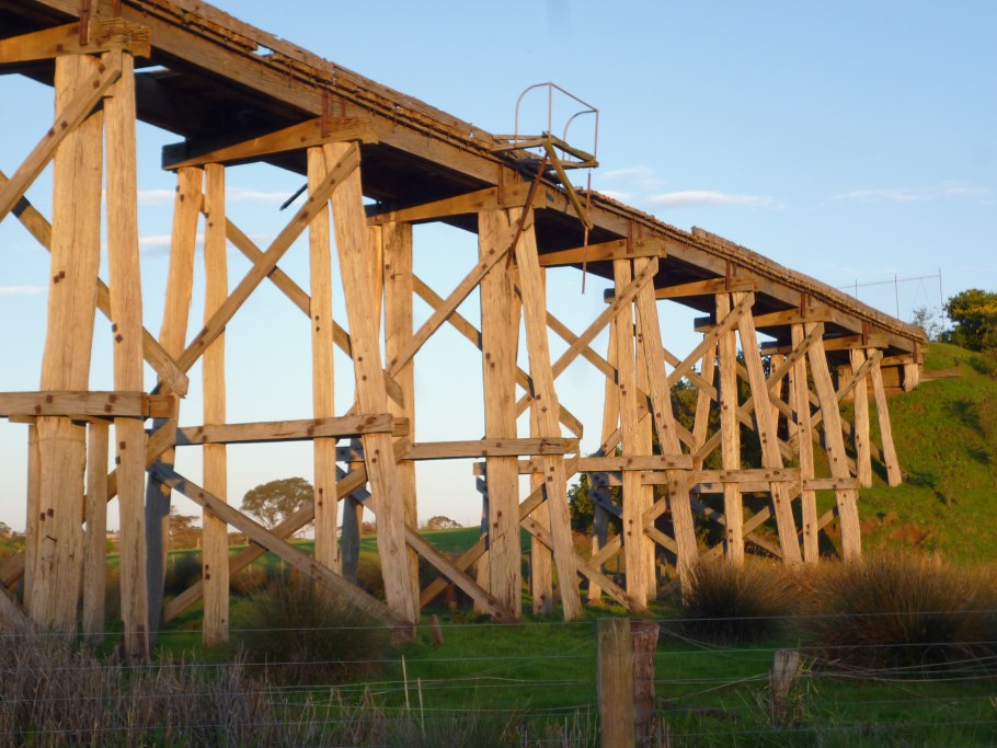 Устои железнодорожных мостов с пролетами 15.8-33.5 м свайные