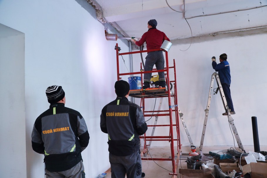 Люди делают ремонт