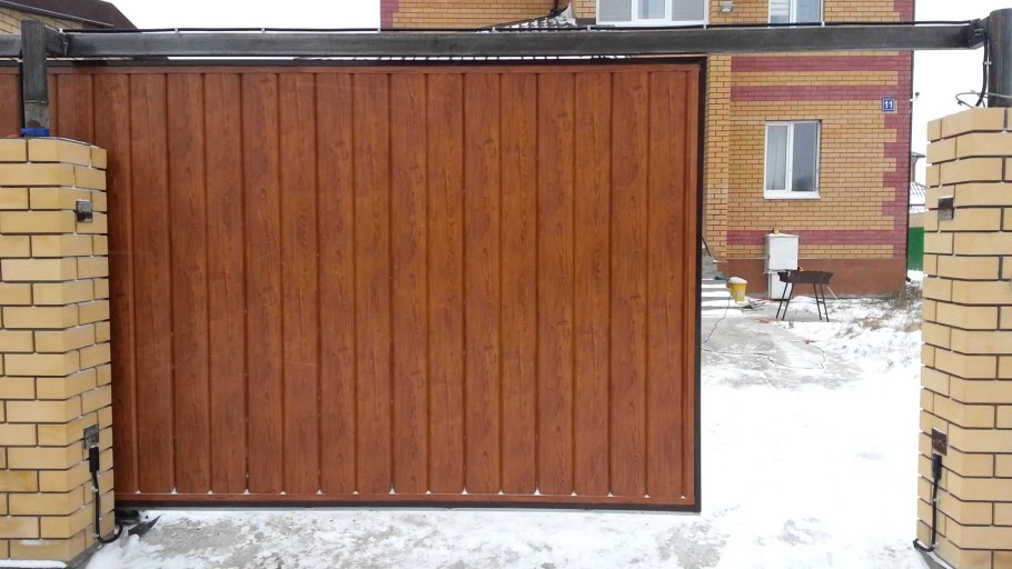 Откатные ворота на роликах сверху и снизу