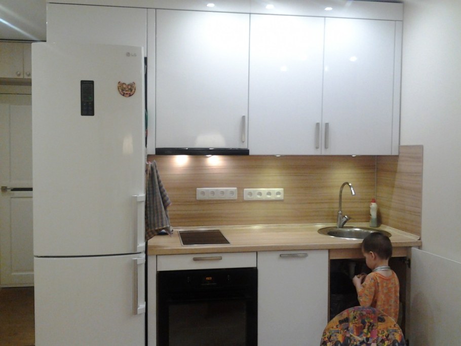 Плита рядом с мойкой на кухне