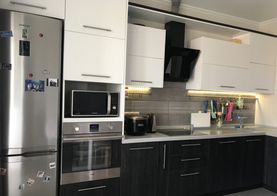 Плита рядом с холодильником