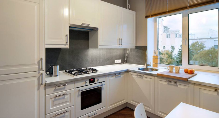 Угловая кухня с окном