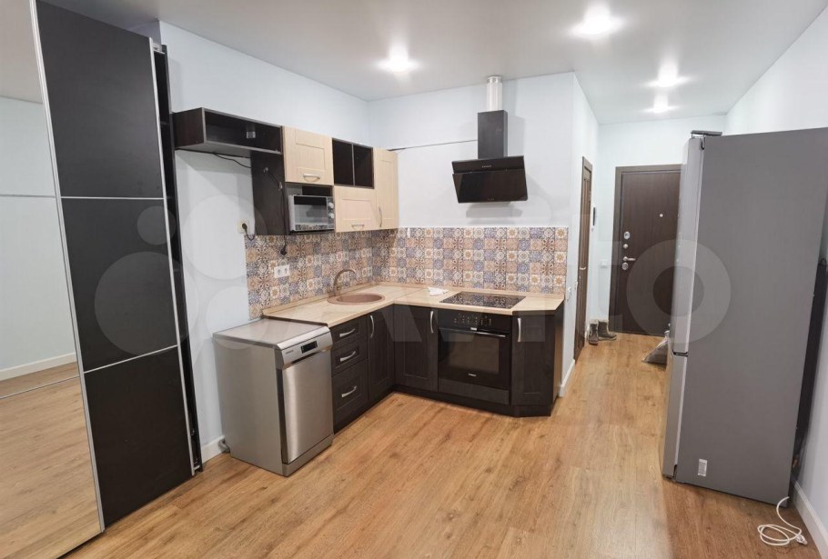 Угловая кухня с холодильником в углу