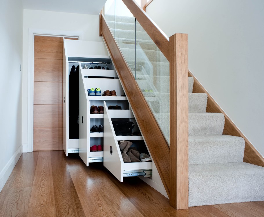 Выдвижные ящики под лестницей