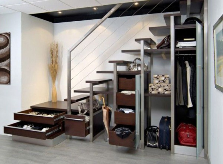 Гардеробные под лестницей