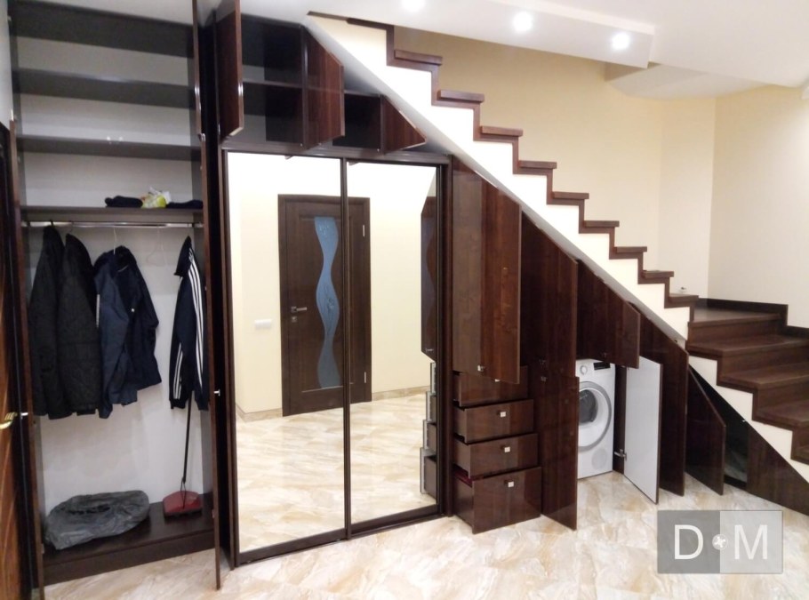 Встроенный шкаф купе под лестницей