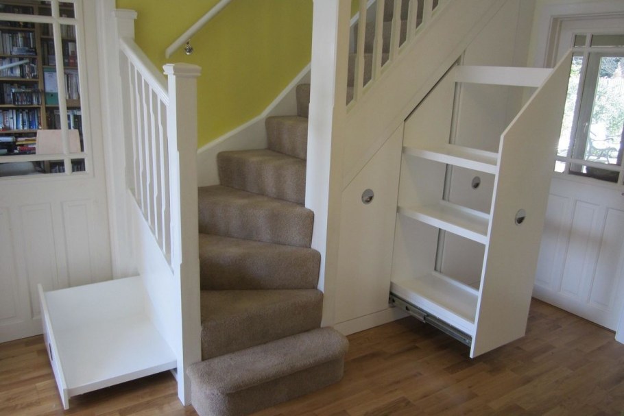 Шкаф под лестницей