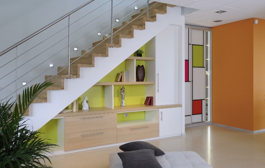 Полки под деревянной лестницей