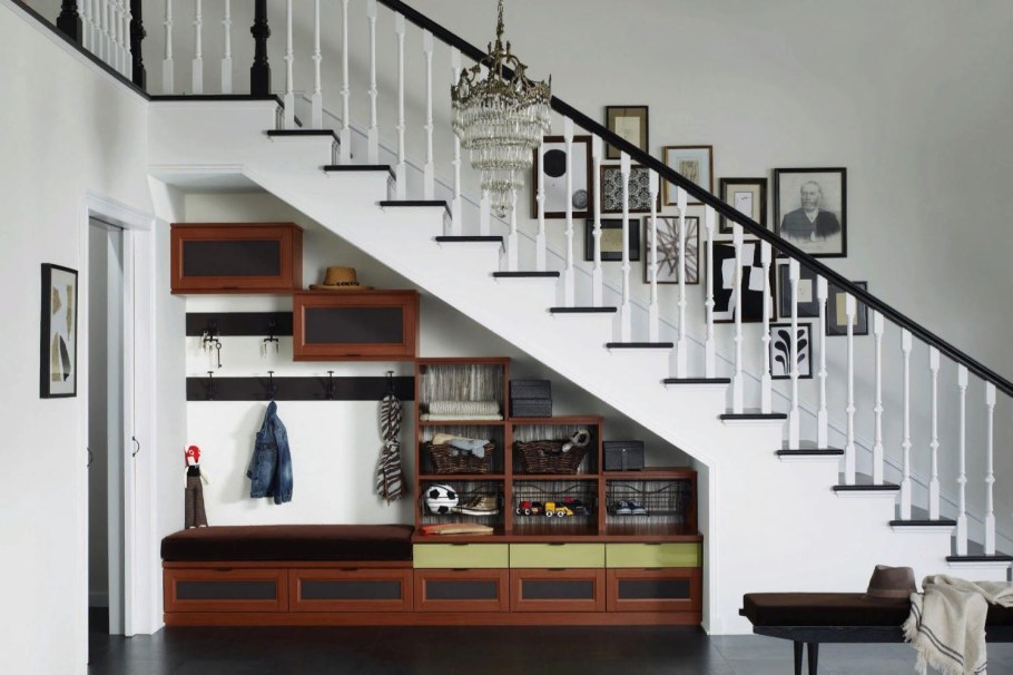 Под лестницей в частном доме