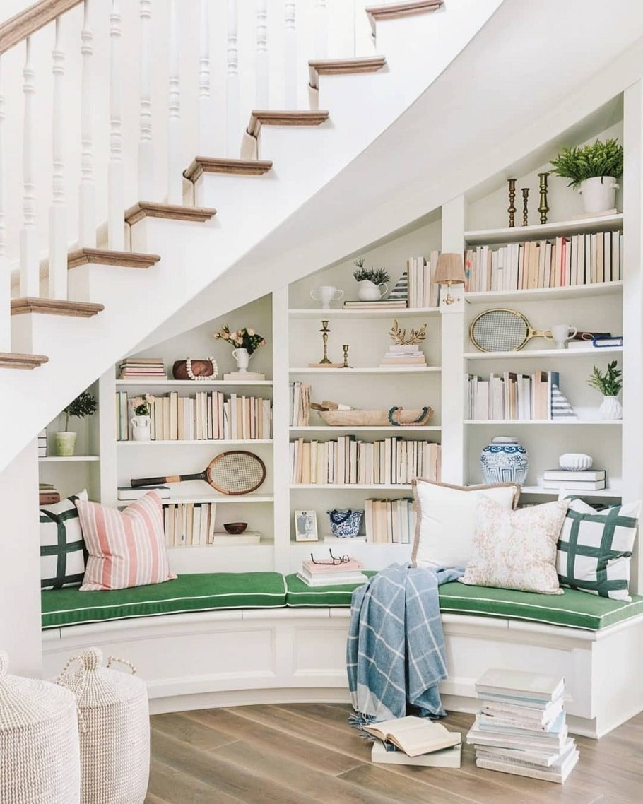 Пространство под лестницей