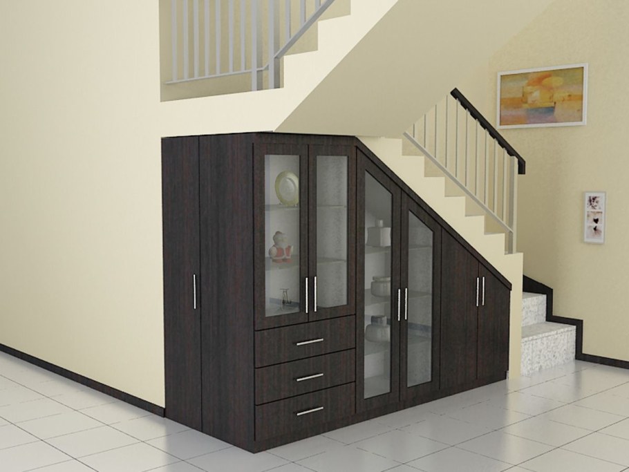 Лестница на второй этаж с гардеробом