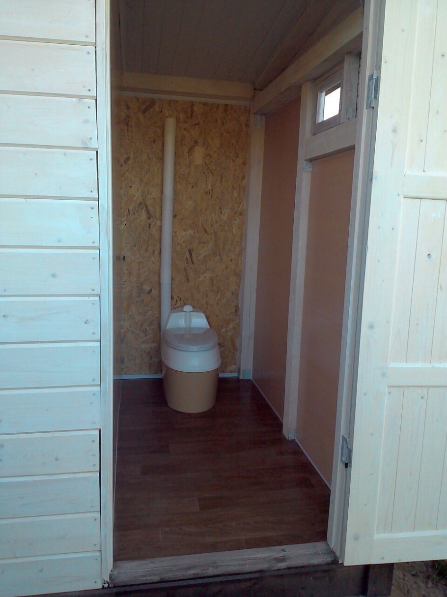 Сарай и дровяник с туалетом