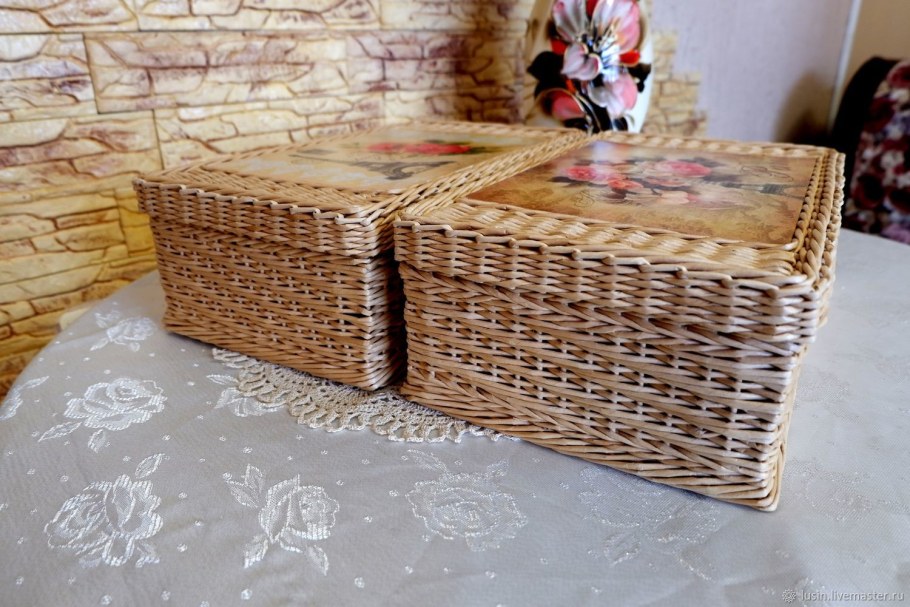 Прикроватный столик плетеный