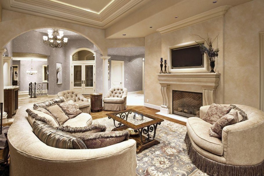 Красивая гостиная с камином