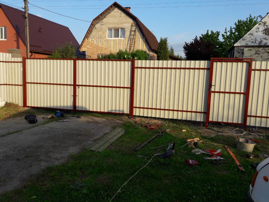 Забор на участке из профнастила