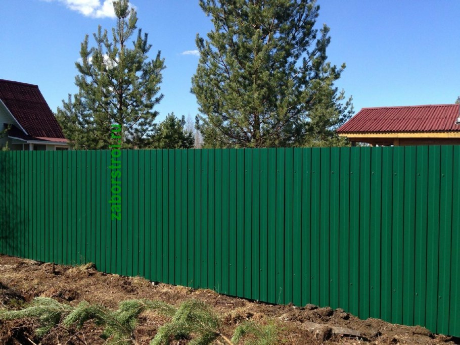 Дом с забором из профлиста