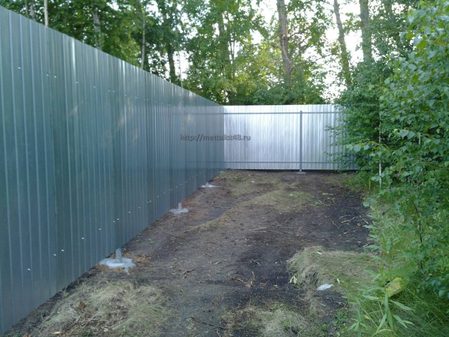 Откатные ворота с кирпичными столбами