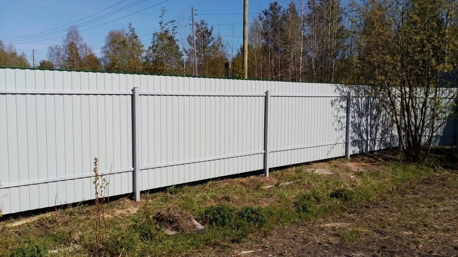 Забор профлист вдоль