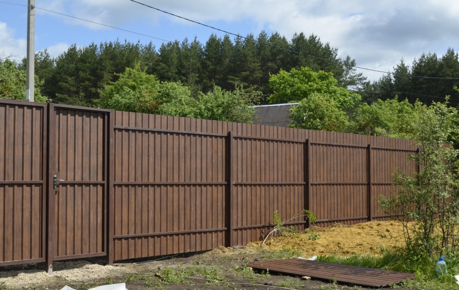 Забор из профлиста RAL 1015