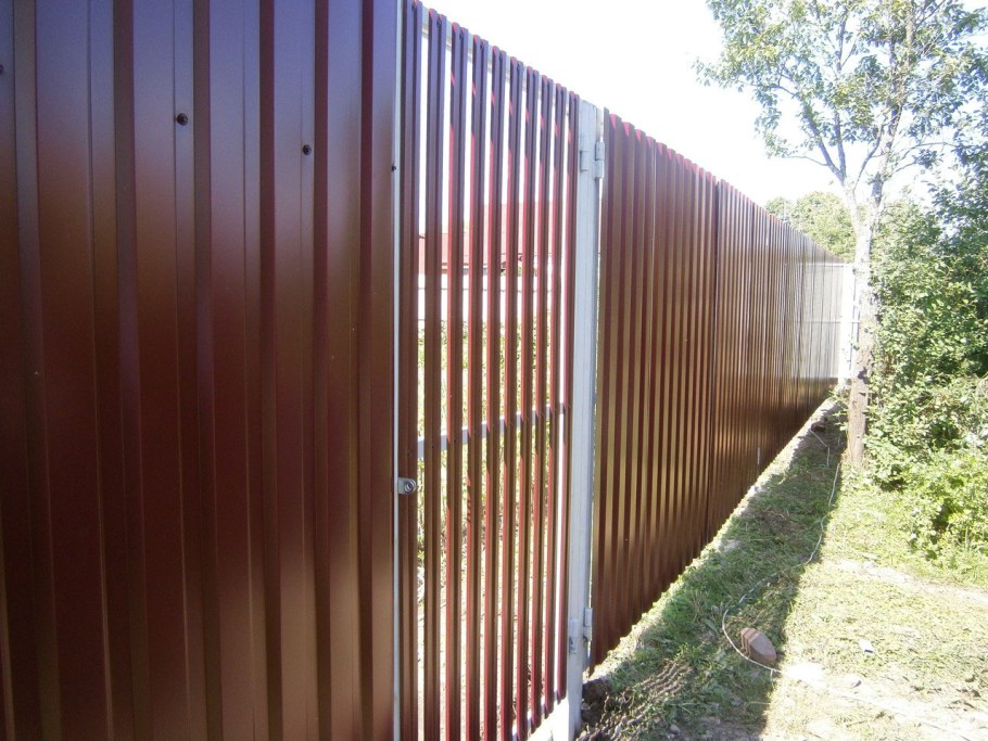 Ворота на даче из профлиста