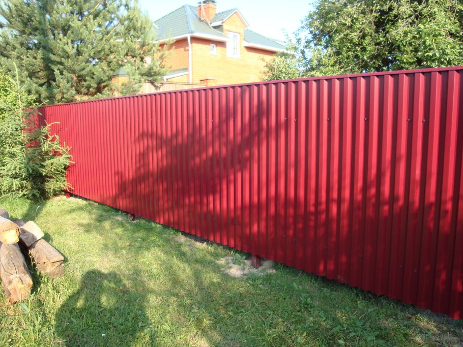 Низкий забор из профнастила для дачи своими