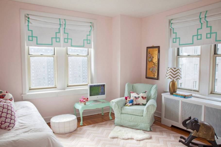 Детская комната для мальчика с двумя окнами