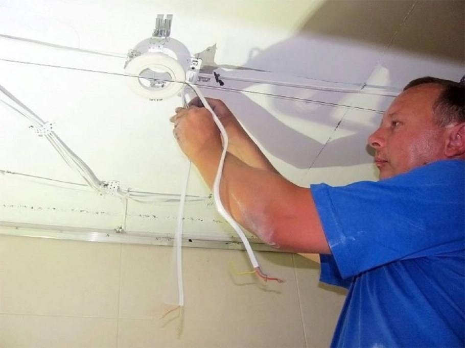 Монтаж тканевого потолка