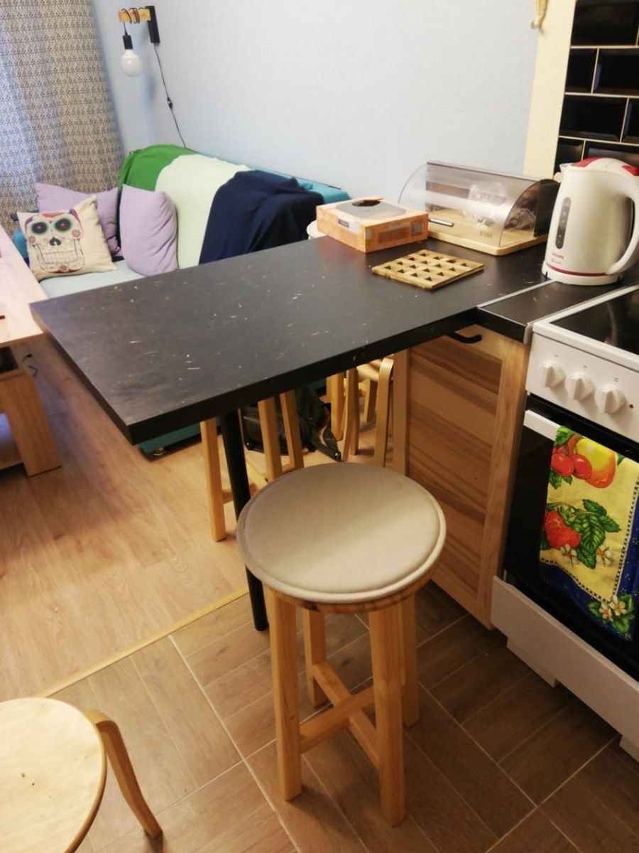 Маленькая кухня с барной стойкой у окна