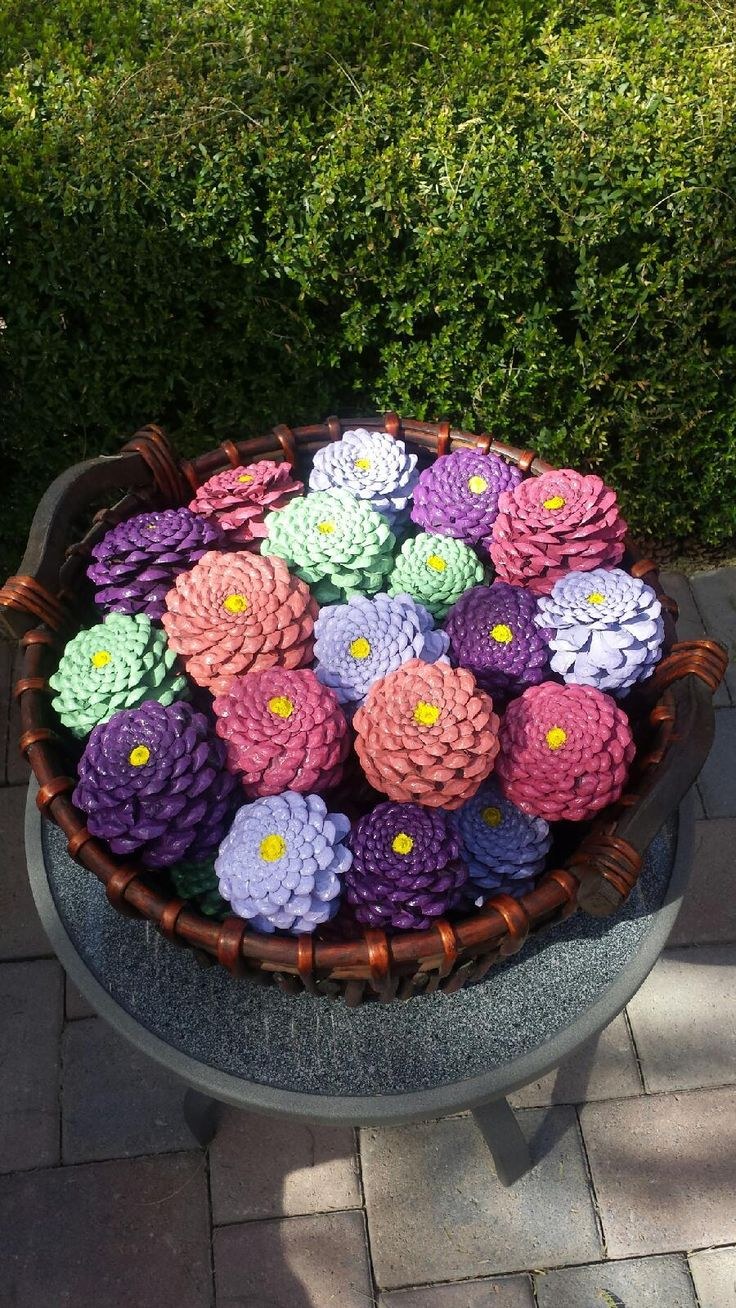 Декор из шишек для сада