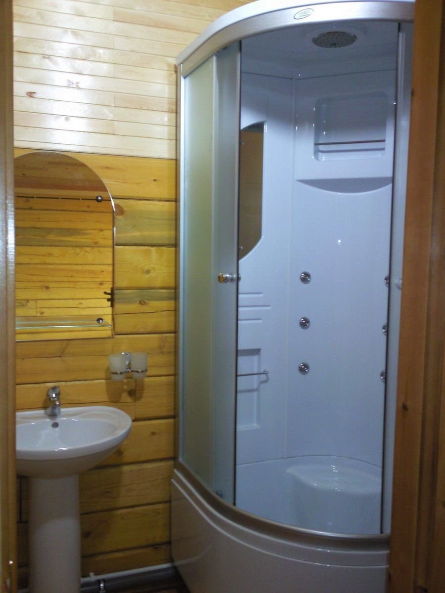 Душевая кабина на даче в доме