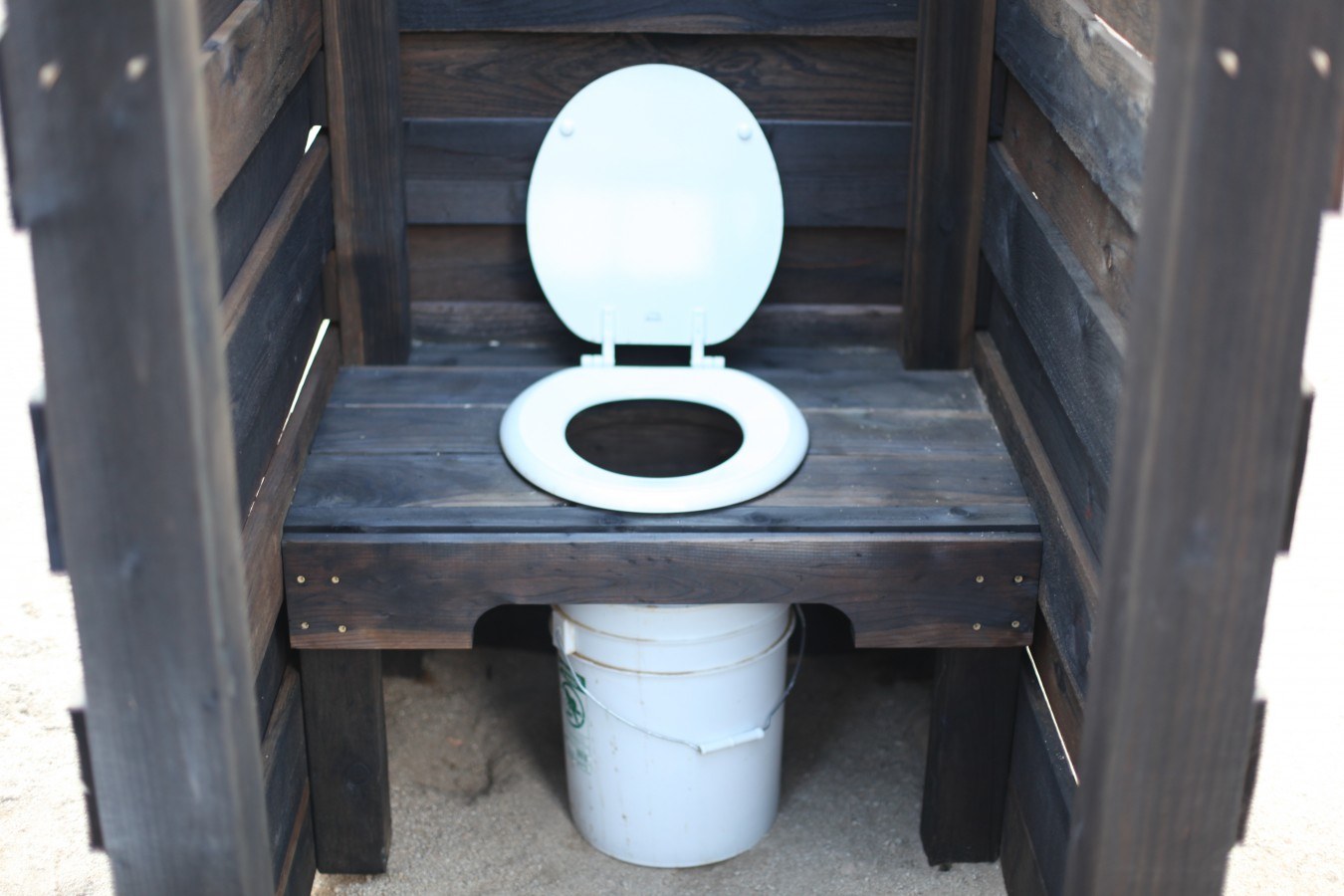 Как сделать уличный туалет своими руками. Пудр-клозет торфяной туалет. Дачный туалет пудр клозет. Торфяной биотуалет уличный. Торфяной биотуалет Ekolet (Эколет).