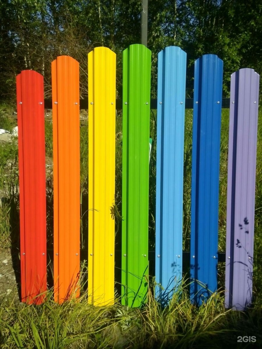 Забор двухцветный из металлического штакетника