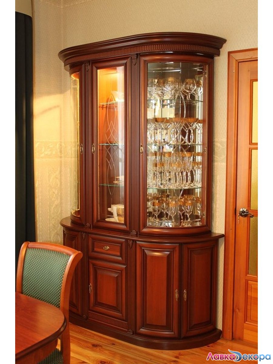 Кровать из массива с изогнутой спинкой