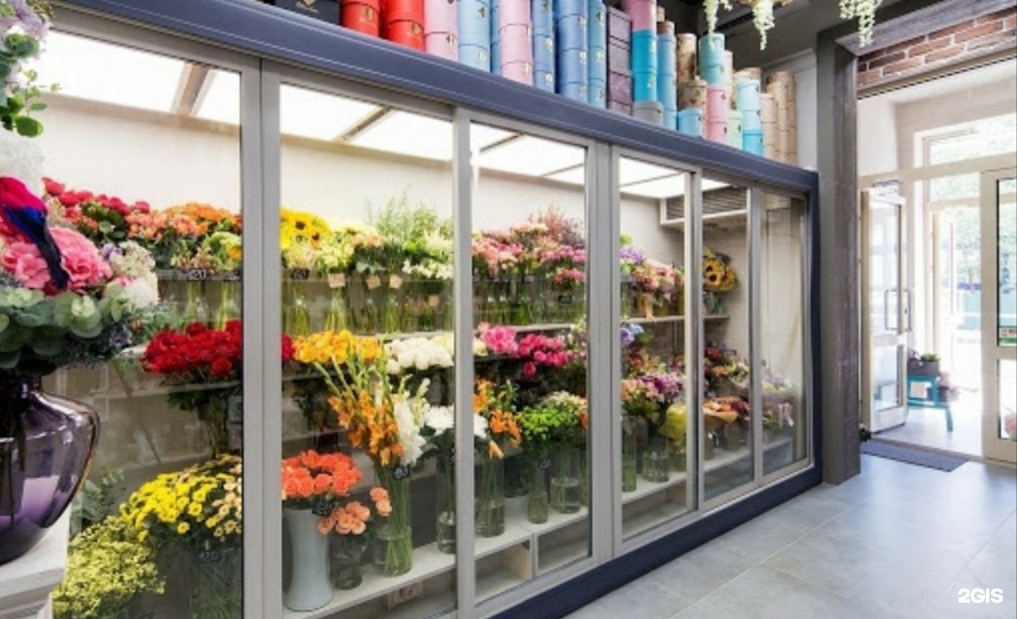 Цветочный магазин кисловодск. Холодильник для цветов. Цветочная витрина. Витрина цветочного магазина. Холодильная камера для цветов.