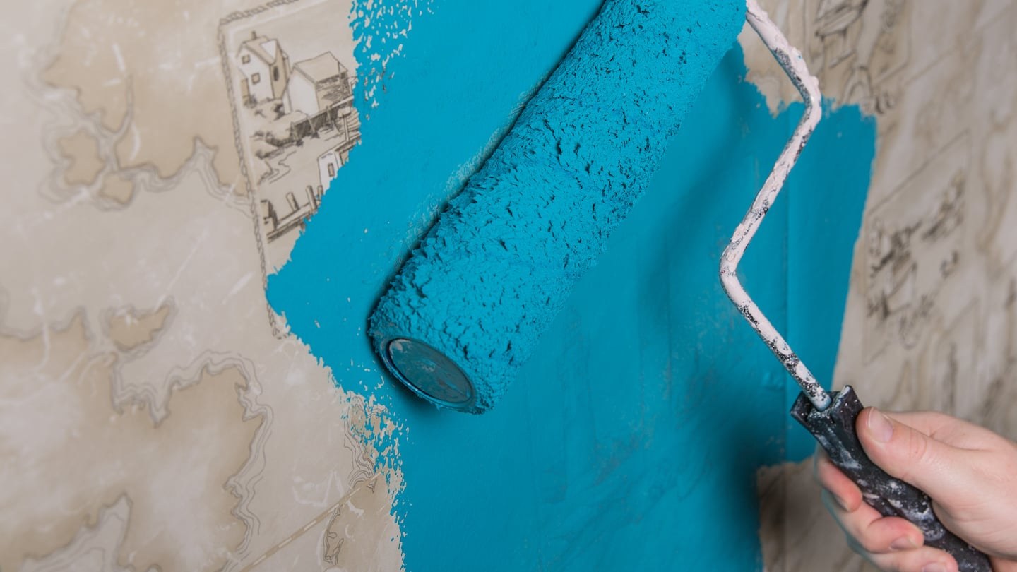Можно ли красть. Водоэмульсионная краска для стен. Покраска старых обоев. Акриловая краска для стен. Водоэмульсионная Старая краска.