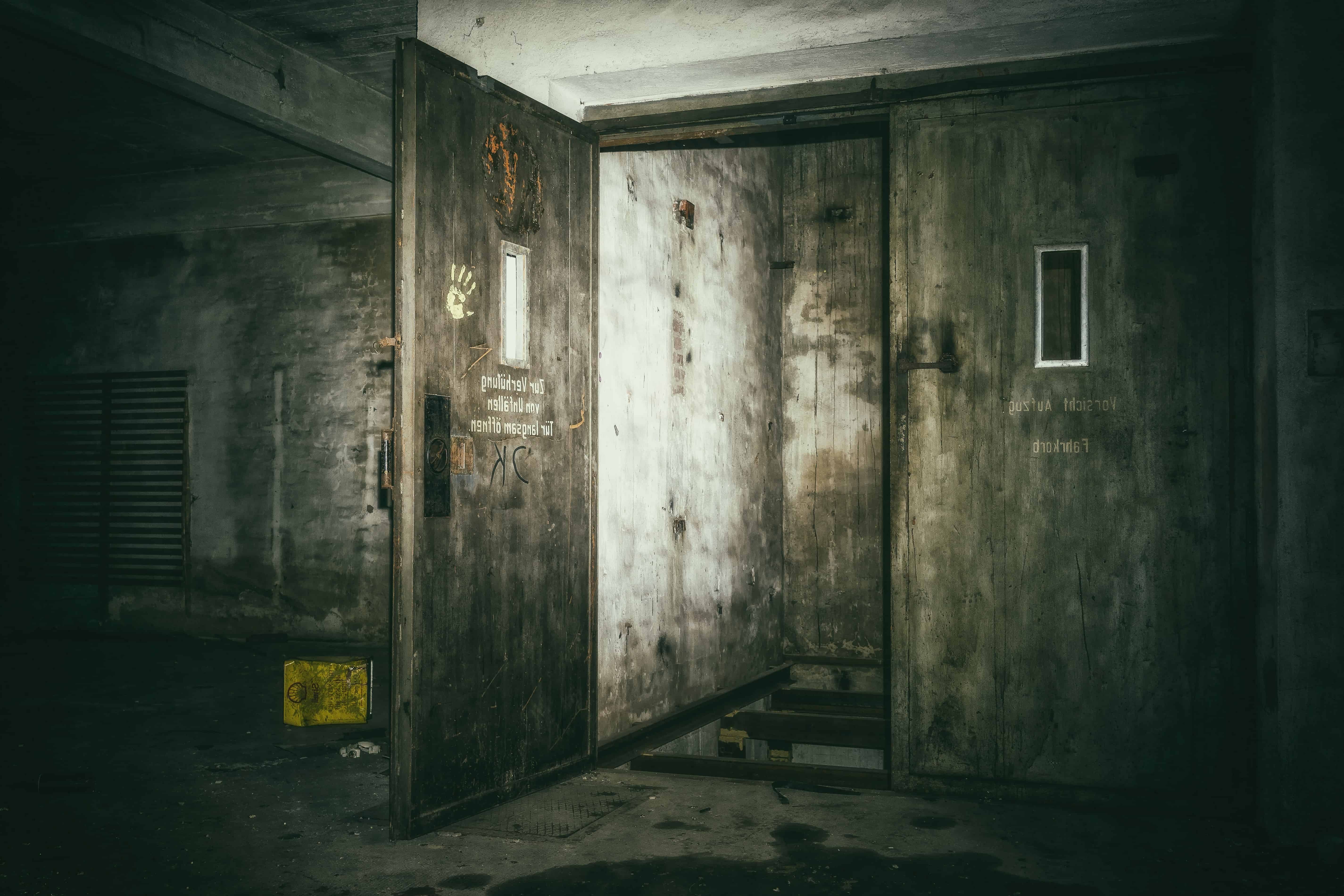 Ужасный лифт. Страшная комната. Существа в заброшенных зданиях.