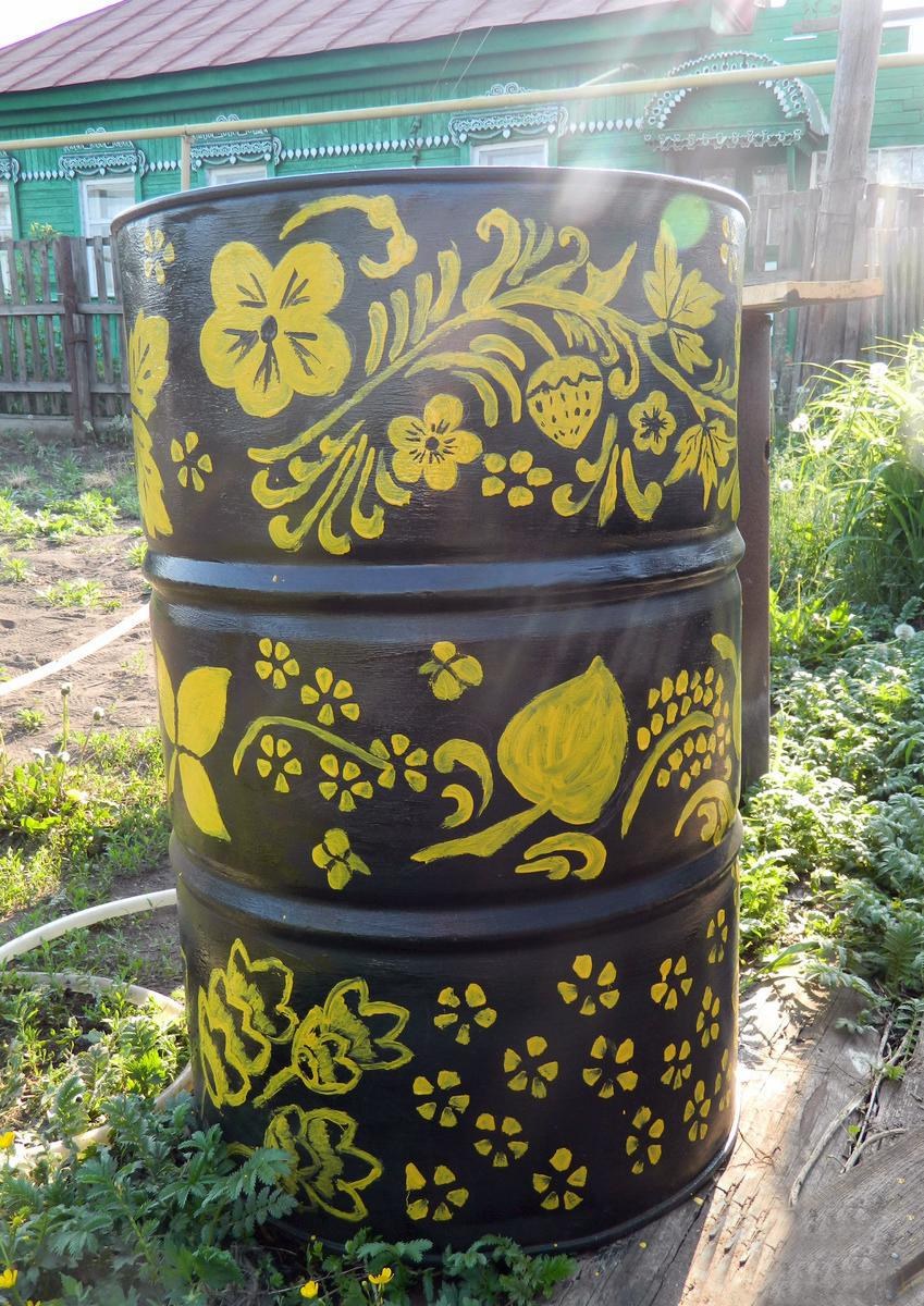 Разукрашенные бочки в саду