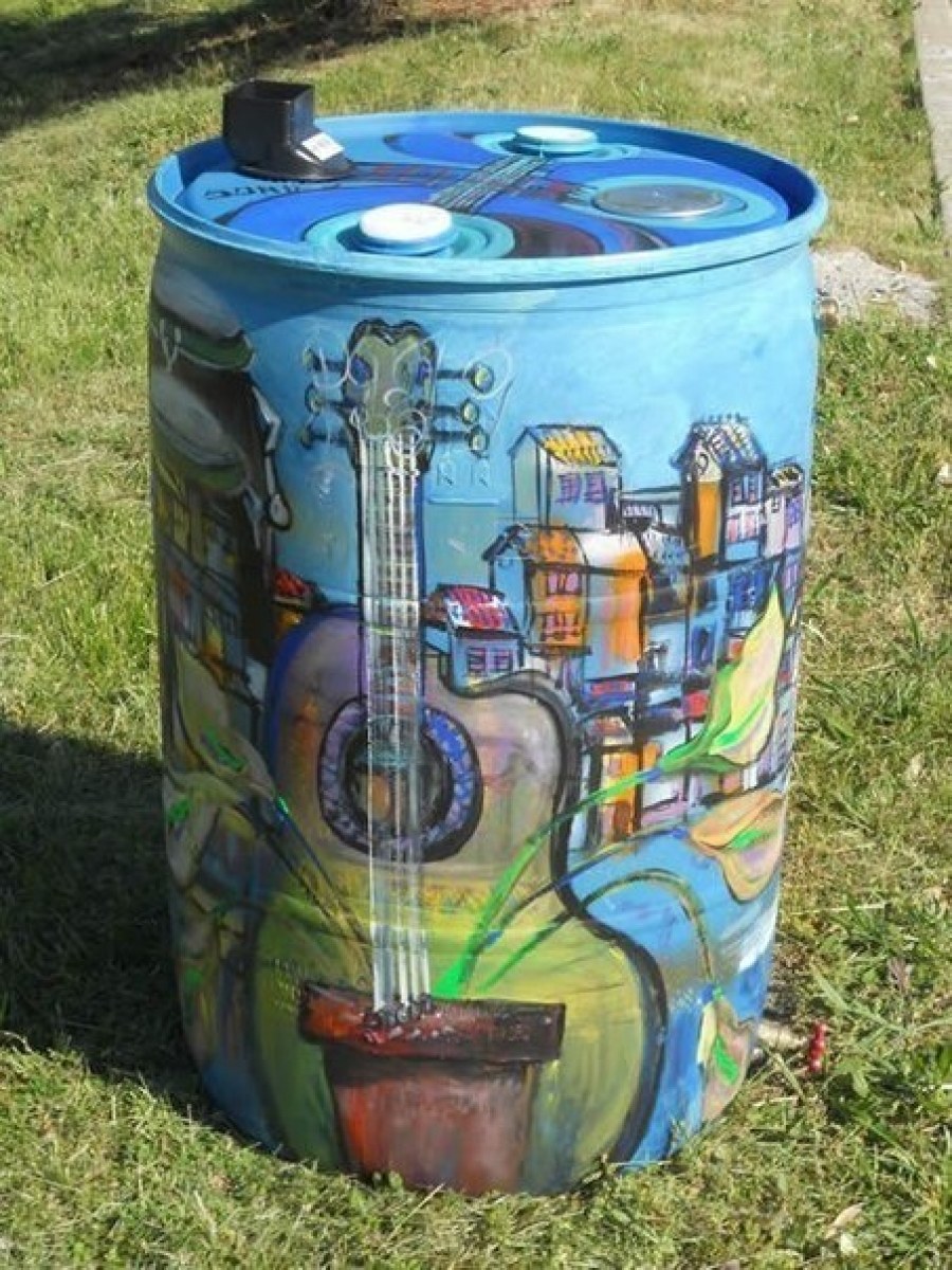 Раскрашенны́е бочки на даче