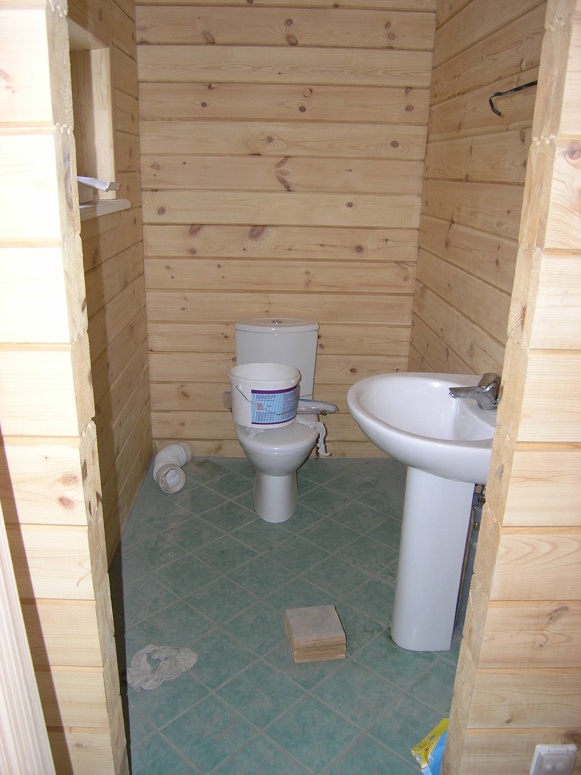 Пристройка санузел. Санузел в деревянном дачном доме. Туалетная комната в деревянном доме. Душевая и туалет в деревянном доме. Душевые в деревянном доме.