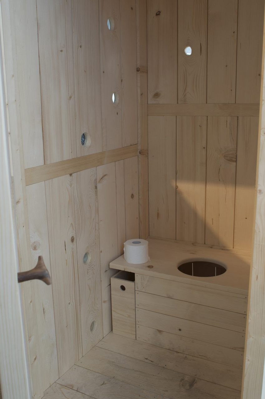 Дачный туалет внутри